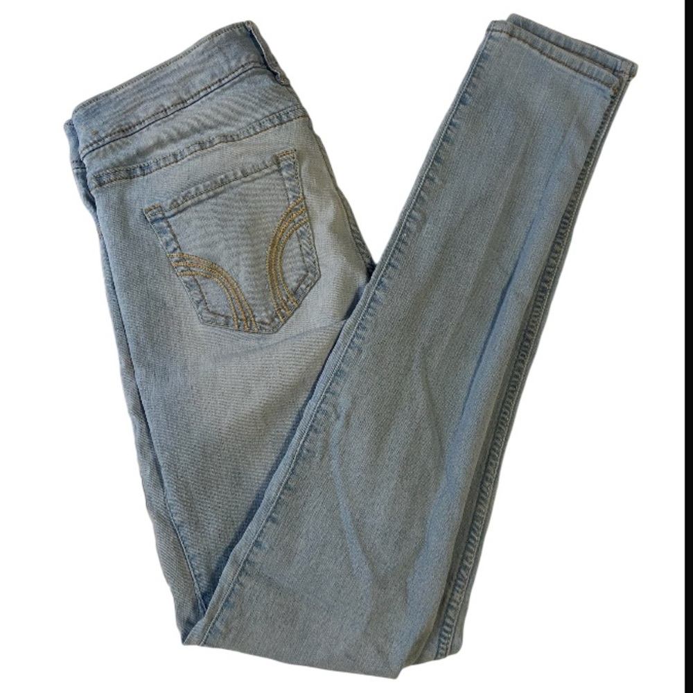 Woman’s light wash skinny jeans